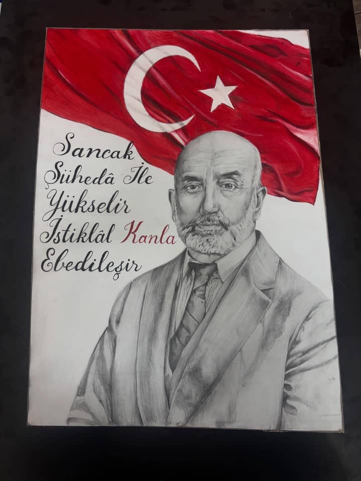 Mehmet Akif Ersoy portresi, dalgalanan Türk bayrağı ve hat yazısıyla: “Sancak Şühedâ İle Yükselir, İstiklâl Kanla Ebedileşir” — Karakalem + renkli kalem (bayrak) + el yazısı — kâğıt üzerine