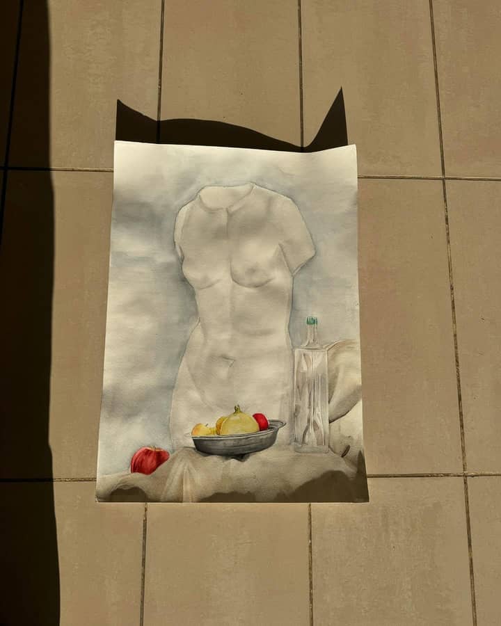 Antik torso heykeli, meyve kâsesi, şişe ve drape ile natürmort — Sulu boya — kâğıt üzerine
